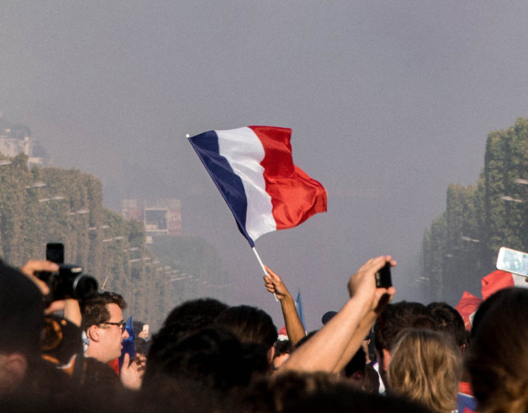 drapeau français levé France foule