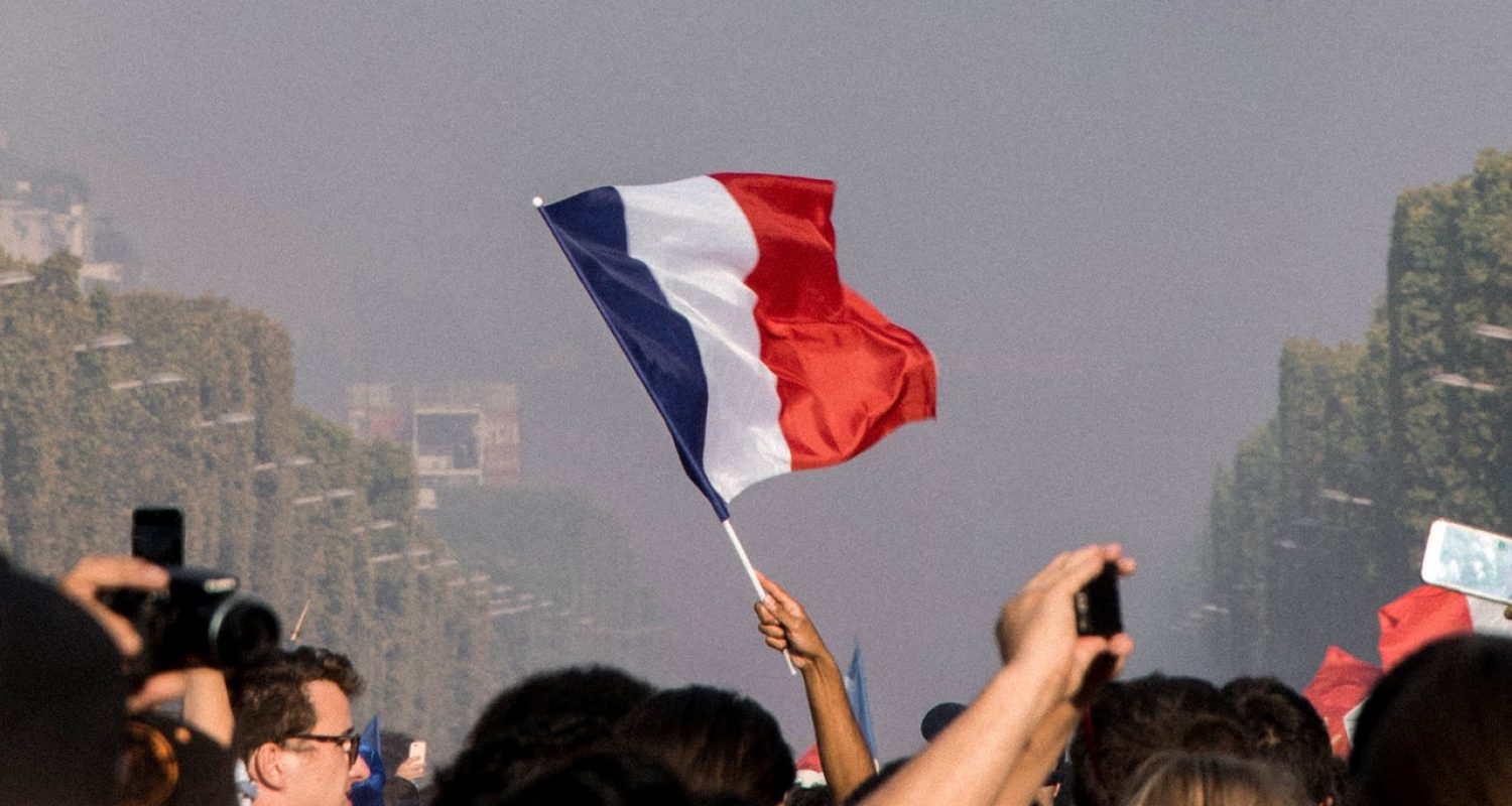 drapeau français levé France foule